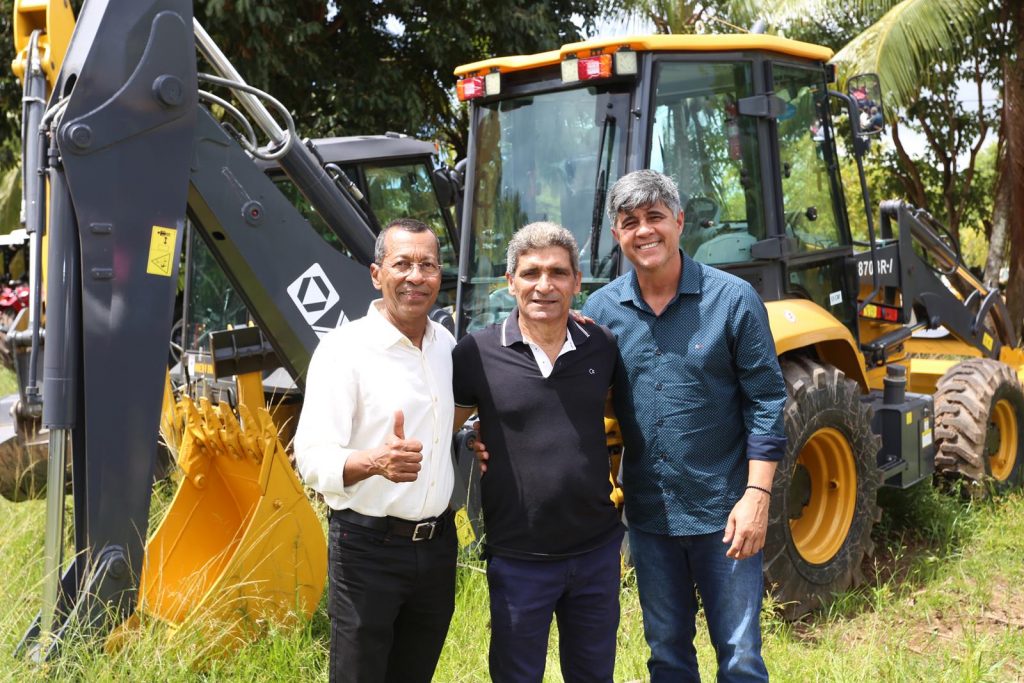 Recebimento de retroescavadeira em Salvador